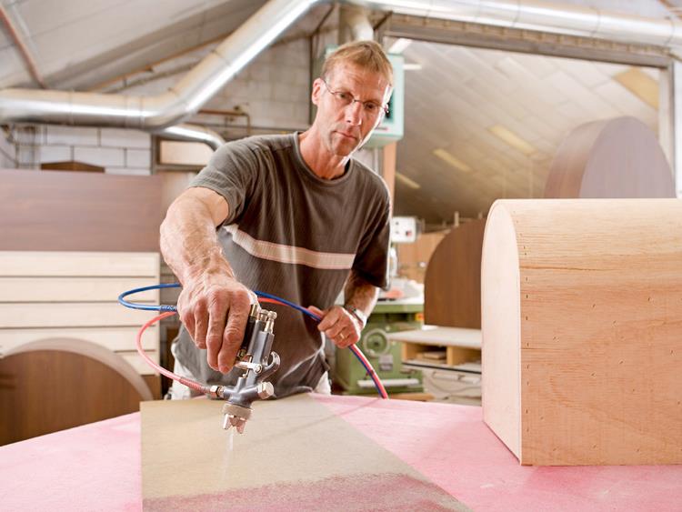 нанесение клея с помощью пистолета