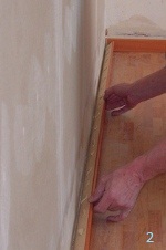 Прижимание плинтуса с монтажным клеем