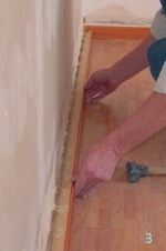 Разъединение плинтуса с монтажным клеем